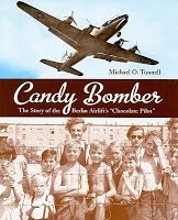 CANDY BOMBER: THE STORY OF THE BERLIN AIRLIFT'S 鼎HOCOLATE PILOT.